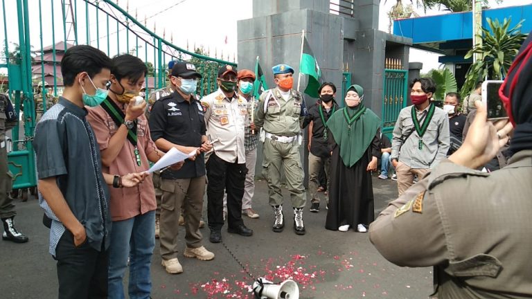 Demo Satpol-PP, Aktifis HMI Lantunkan Doa untuk Almarhum Suami Bupati Bogor di Tengah Demonstrasi