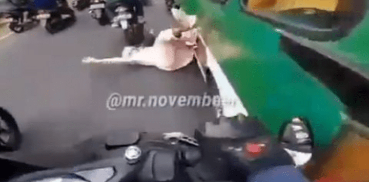 Viral Video Ngajengkang dari Angkot,  Ibu Berkerudung Nyaris Terlindas Sepeda Motor