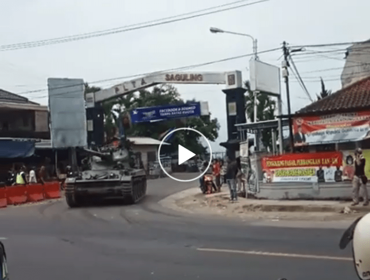 Viral, Video Tank TNI AD Seruduk 4 Motor dan Gerobak Gorengan sampai Gepeng