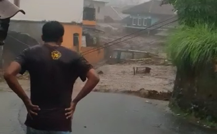 Inalillahi!!  Banjir Dahsyat di Cicurug, Rumah dan Mobil Hanyut Terbawa Arus