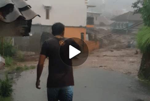 Mencekam! Video Detik-detik Banjir Dahsyat Cicurug Menghanyutkan Sebuah Mobil