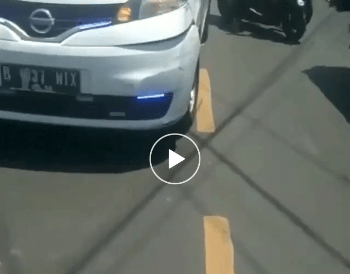 Heboh, Pria Berseragam Satpol-PP Halangi Mobil Ambulance di Ciampea Bogor. Videonya Viral!!