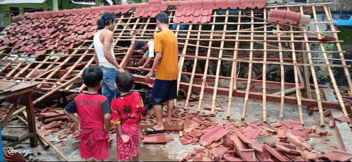 Dampak Hujan Badai di Parungpanjang, 5 Desa Berantakan