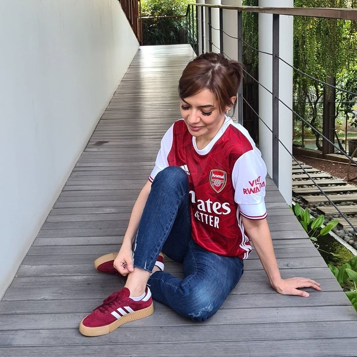 Najwa Shihab ‘MenantiTerawan’ Memakai Kostum Arsenal, Mengapa?