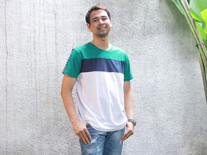 Raffi Ahmad Menjadi Pemenang Lelang Vinyl Emas NOAH