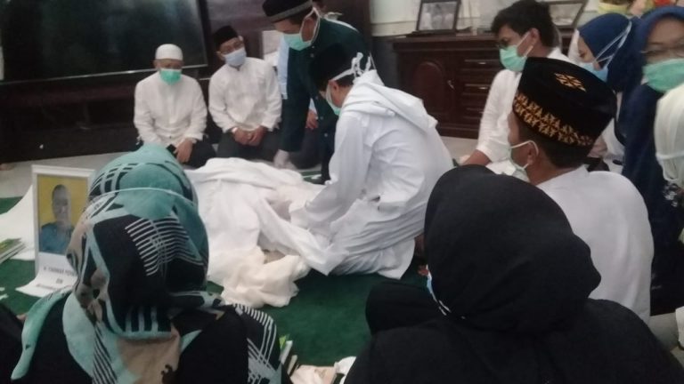 Almarhum Suami Bupati Bogor Dikubur di TMP Pondokrajeg