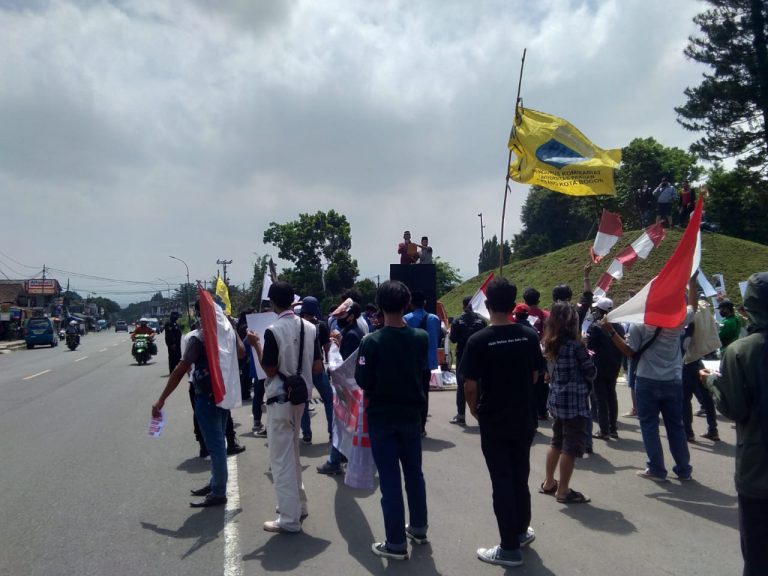 Ratusan Warga Cigombong Unjuk Rasa Menuntut MNC Land