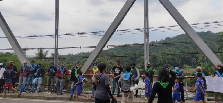 Ramai-Ramai Tolak UU Cipta Kerja di Jembatan Leuwiliang