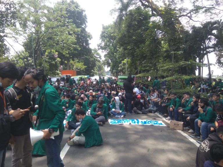 Mahasiswa Ibn Khaldun Kepung Istana Bogor