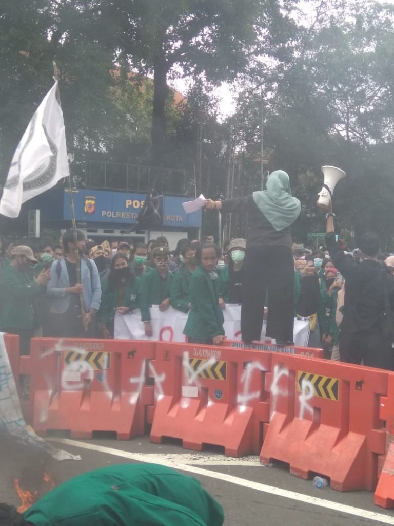 Demo Mahasiswa di Istana Bogor Makin Memanas,  Diwarnai Aksi Dorong