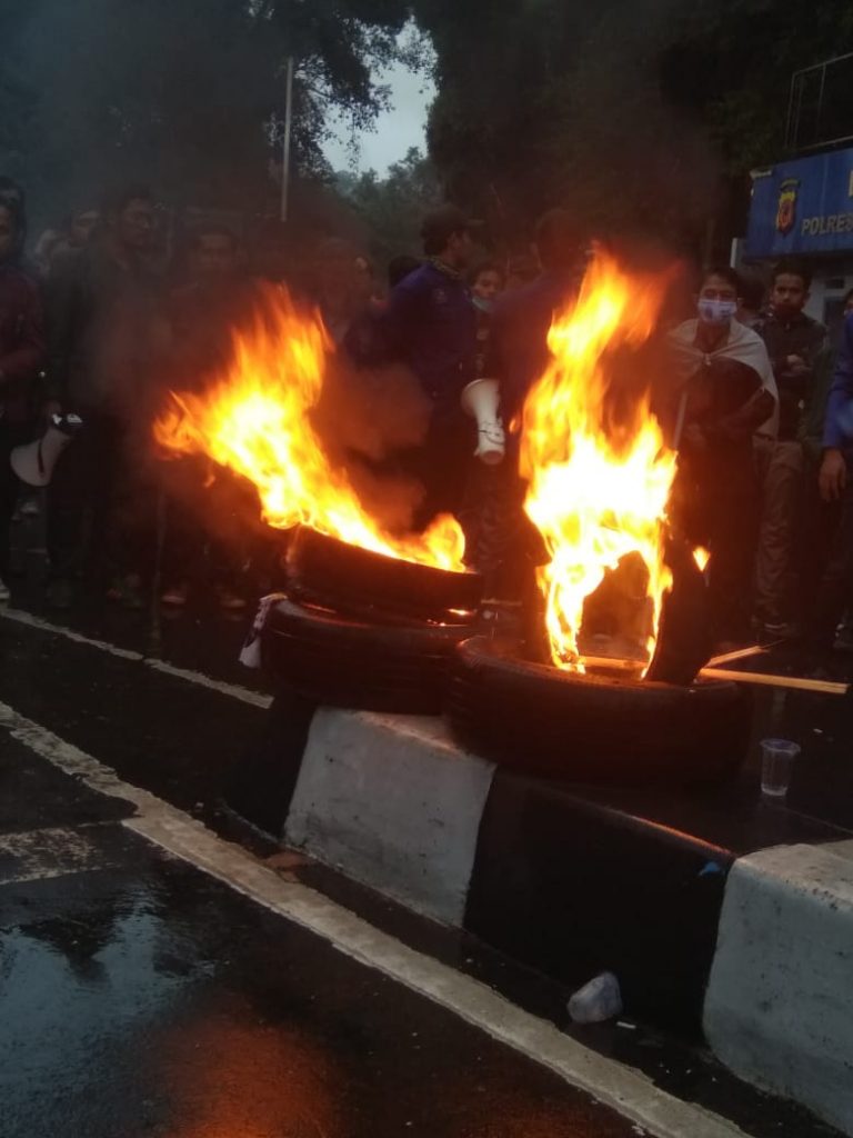 Hujan Deras, Pendemo di Depan Istana Bogor Bukan Berkurang Justru Bertambah
