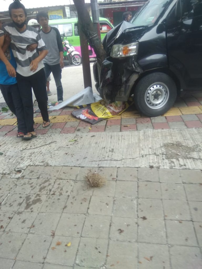 Persneling Putus, Mobil Box “Sosor” Angkot dan Tiang Listrik di Pasir Kuda