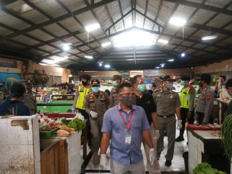 Pasar Gunung Batu Perketat Protokol Kesehatan Kepada Pedagang dan Pembeli