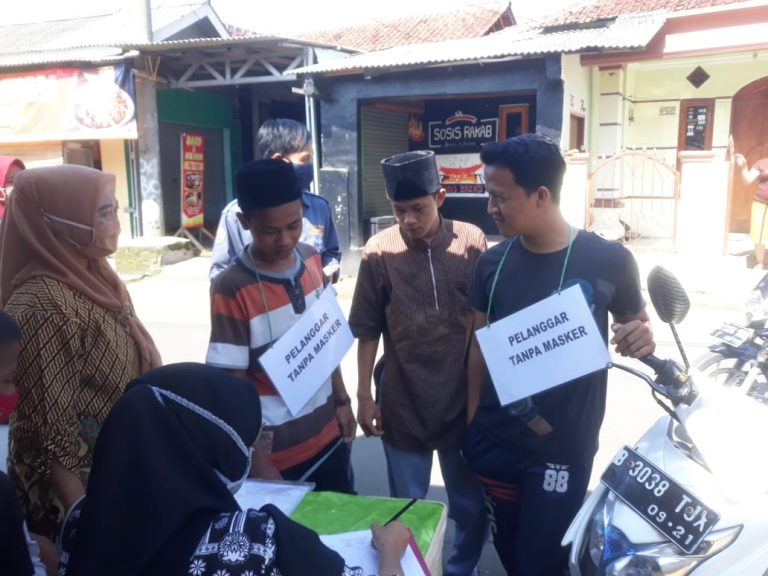 Proteksi Lingkungannya, Pemdes Cimayang Gelar Razia Masker