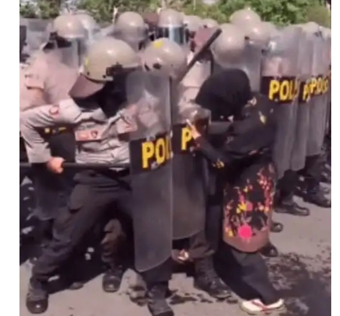 Ter-epic! Emak-emak Tembus Barikade Polisi Demi Ambil Sandalnya yang Lepas. Videonya Viral