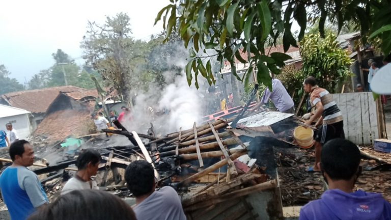 Pasca Rumah Terbakar di Pamijahan, Warga Gotong Royong Membantu Korban