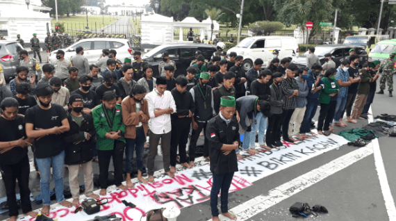 Tolak UU Cipta Kerja, Istana Bogor Dishalati Pendemo. Lihat Nih Aksinya!