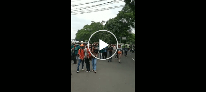 Panas! Video Demo Ricuh Mahasiswa vs Polisi di Depan Istana Bogor