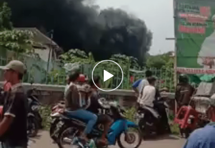 Gempar! Video Detik-detik Pabrik Terbakar di Tlajung Udik Gunung Putri