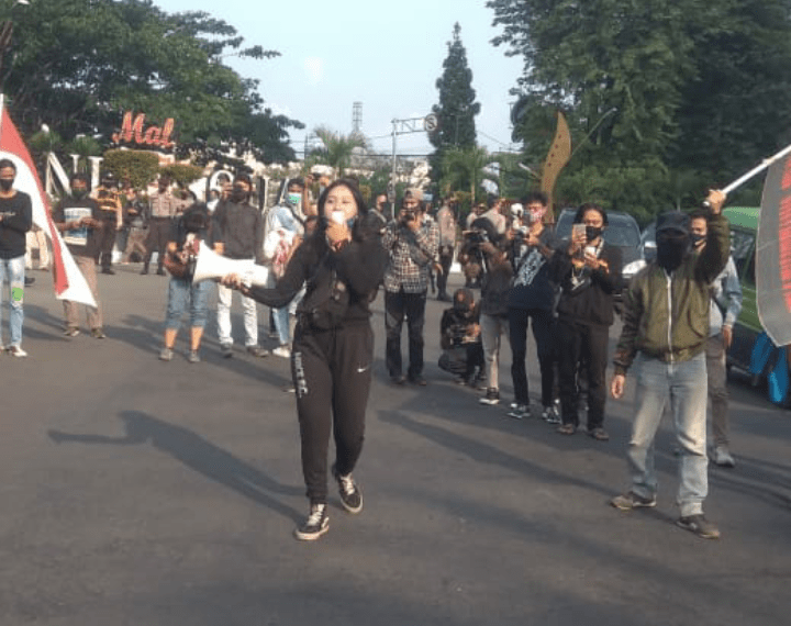 Lihat Nih, Aksi Mahasiswi Cantik Unpak Bogor Orasi Tolak Omnibus Law di Tugu Kujang Bogor