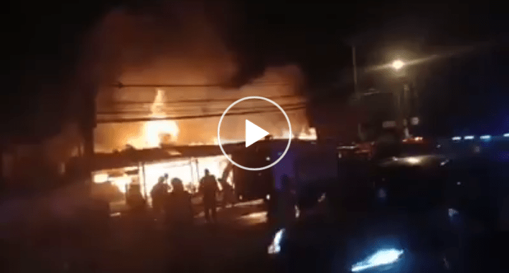 Video Detik-detik Kebakaran Rumah Makan Sate di Gadog Puncak