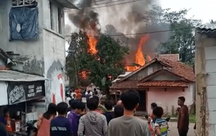Geger, Kebakaran Dahsyat di Pamijahan Bogor, Warga Bergerombol ke Luar Rumah