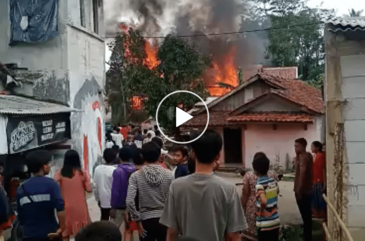 Membara! Video Detik-detik Rumah Terbakar di Pamijahan, Warga Panik Berhamburan ke Luar Rumah