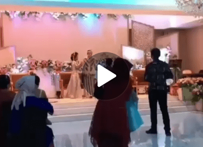 Video Kocak : Pengantin Wanita Ogah ‘Disosor’ Suami, Netizen: Sabar Bang Jago!
