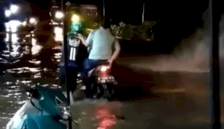 Viral, Driver Ojol Tuntun Motor dan Penumpangnya Terobos Banjir, Netizen: Customer Ga Ada Akhlak