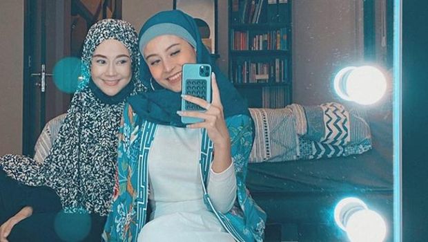 Awkarin Foto Bareng Mantan Istri Wishnutama, Netizen Bilang ‘Dikira Adiknya’