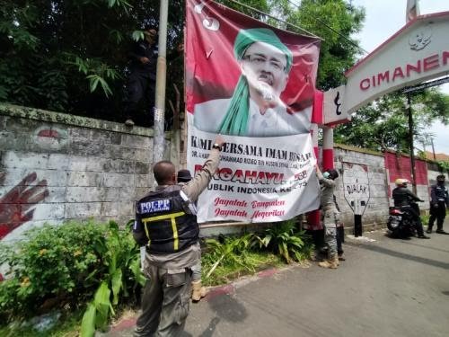 Giliran Baliho Habib Rizieq di Kota Bogor Disikat Petugas Gabungan