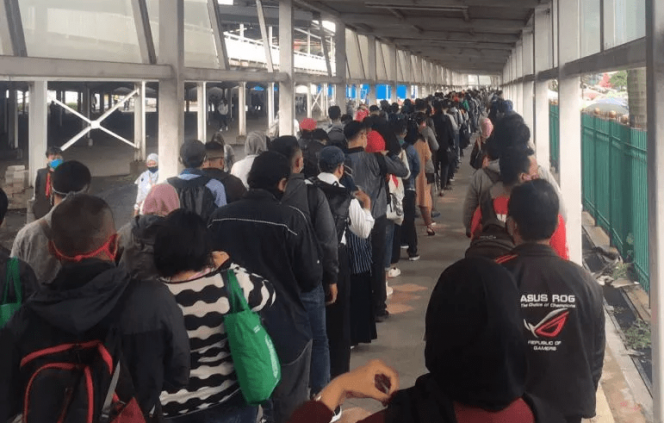 
 Antrean Penumpang KRL di Stasiun Bogor Membludak