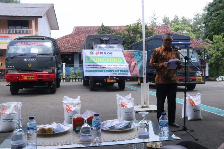 Pemkab Bogor Salurkan Bansos Beras Tahap Ketiga untuk Wilayah Cisarua, Wabup Bogor: Berikan Beras Terbaik untuk Warga.