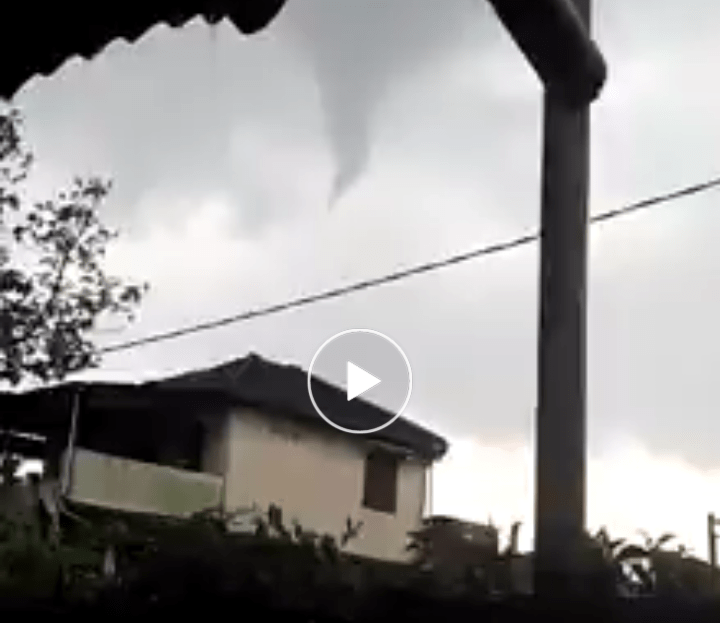 Ngeri! Video Detik-detik Angin Puting Beliung Menerjang Bogor, Atap Rumah Berterbangan