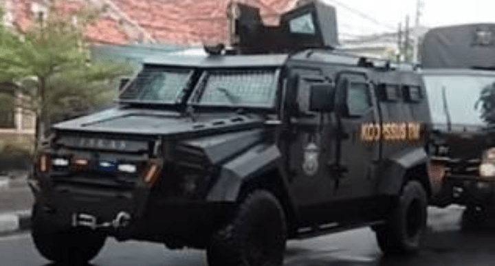 Heboh, Mobil Taktis TNI Berhenti di Depan Markas FPI
