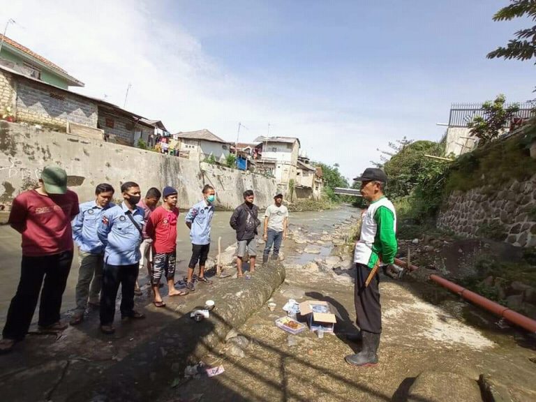 Bersama Karang Taruna dan Masyarakat, Kelurahan Margajaya Bersihkan Sungai Ciapus
