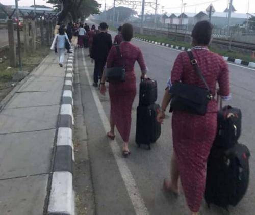Kasihan!  Sambil Tenteng Koper,  Pramugari dan Penumpang Terpaksa Jalan Kaki ke Bandara Soetta