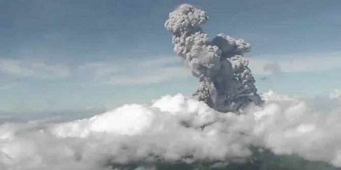 Gunung Merapi Mengeluarkan Guguran Lava Sejauh 700 Meter