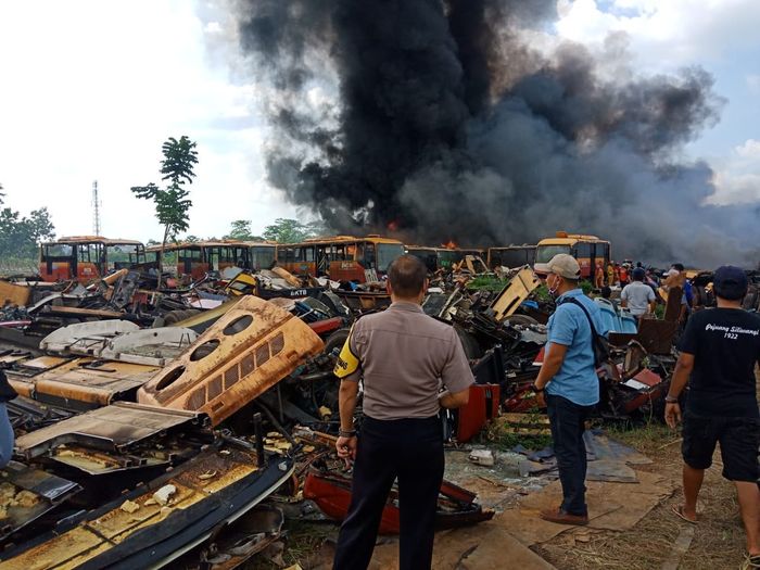 Polisi Usut soal Penyebab Kebakaran Bangkai Transjakarta