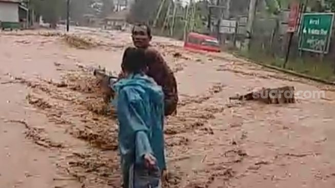 Banjir Cilegon,  Warga Diangkut Perahu Karet