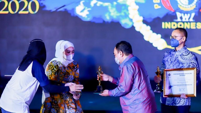 CSR NBS Jadikan Noni Ayi Raih Anugerah Tokoh Nasional Pejuang Kemanusiaan