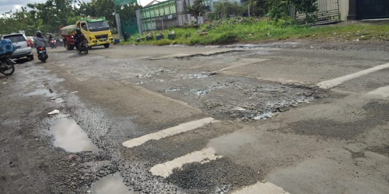 Jalan Lingkar Laladon Rusak, Warga Berkeluh-kesah Pada Rumput yang Bergoyang