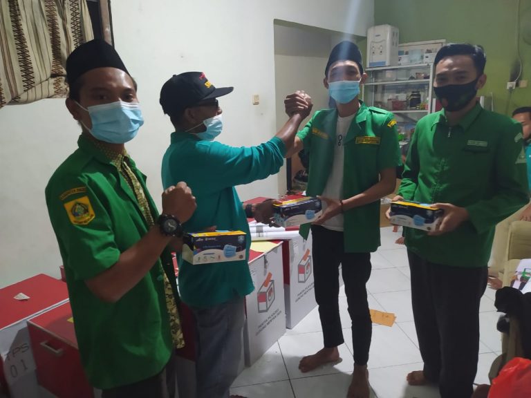 Besok Pilkades, PAC GP Ansor Pamijahan Bagikan 1000 Masker