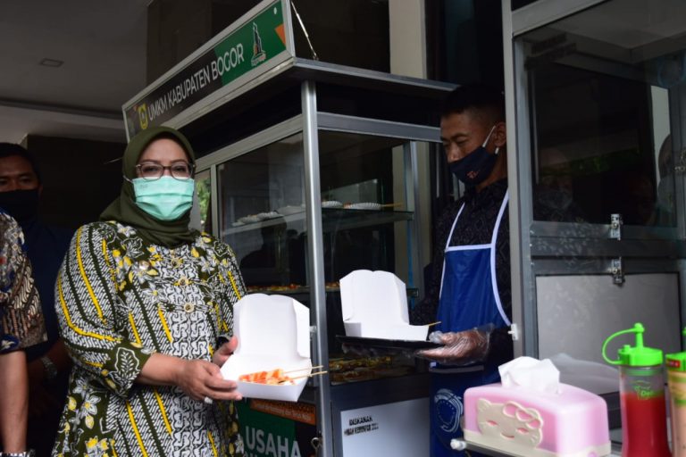 Bupati Bogor Ade Yasin Kucurkan Bantuan Permodalan untuk Pelaku UMKM dan Korban PHK
