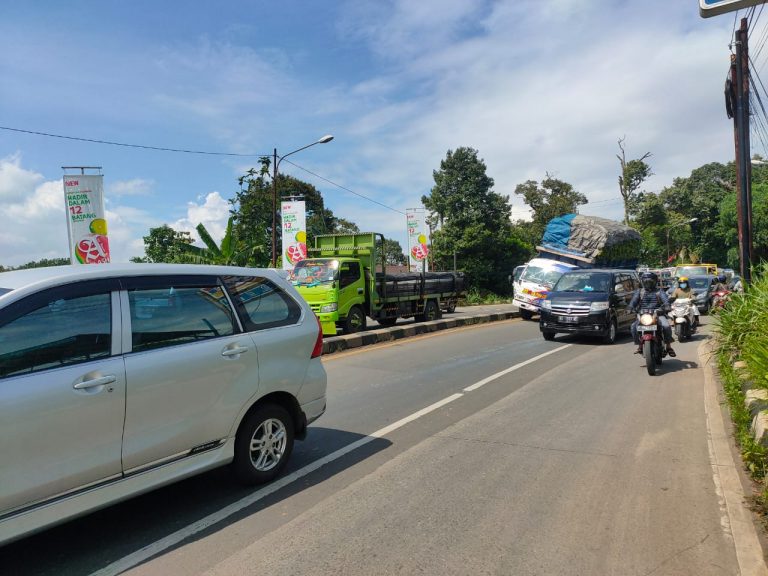 Brak!! Jalan Raya Bogor – Parung macet 3 km, As Roda Truk Patah