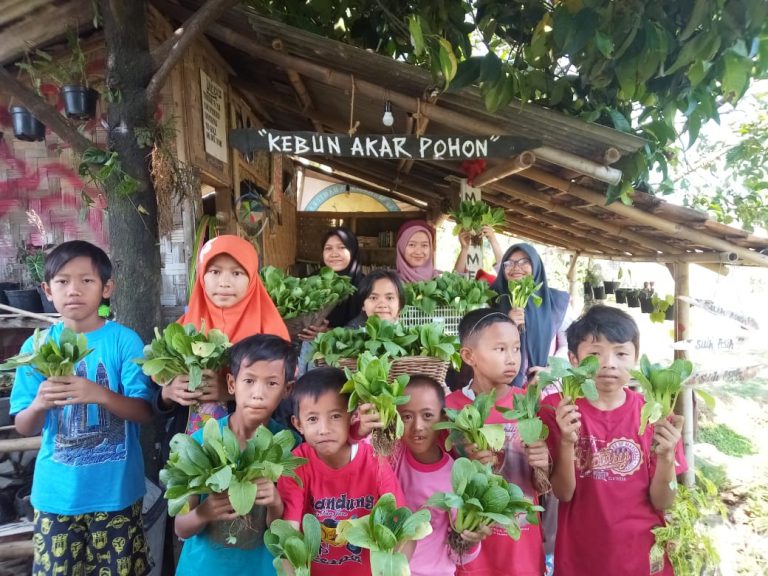 Kebun Akar Pohon di Pamijahan, Ajarkan Kehidupan Nenek Moyang Pada Anak-Anak