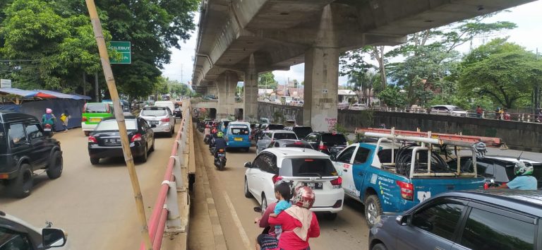 Jalan Soleh Iskandar Macet Parah