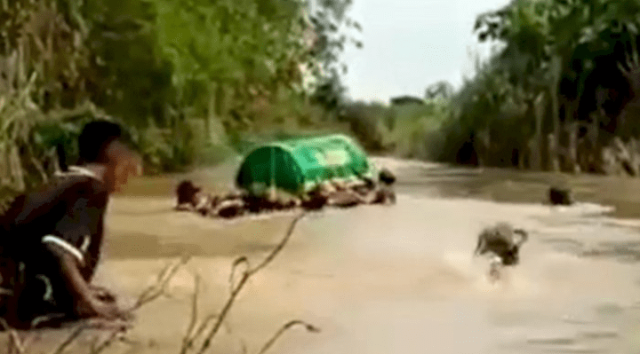 Tak Ada Akses Jalan, Warga di Desa Ini Hanyutkan Keranda Berisi Mayat Sembrangi Sungai