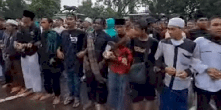 Video :  Ratusan Orang Datangi Kantor Polres Minta Ditahan Gantikan Habib Rizieq
