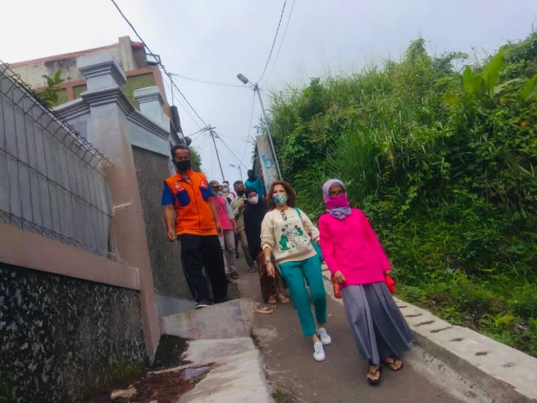 Turun Langsung ke Warga, Anggota DPRD Kota Bogor Devie Tinjau RTLH di Pasirjaya